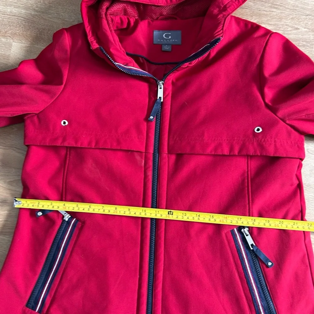 Gallery Red jacket with beautiful hood and pockets details Size: L